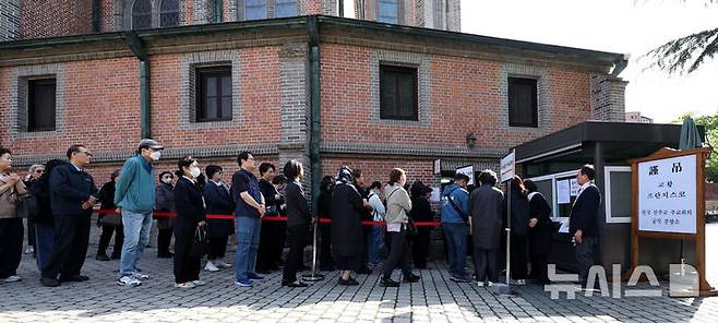 [서울=뉴시스] 김선웅 기자 = 23일 서울 중구 명동대성당 지하성당에 마련된 故 프란치스코 교황 분향소에서 신자들이 조문을 하기 위해 줄을 서고 있다. 2025.04.23. mangusta@newsis.com