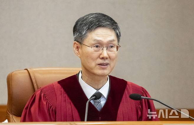 [서울=뉴시스] 사진공동취재단 = 문형배 헌법재판소장 권한대행이 4일 서울 종로구 헌법재판소에서 열린 윤석열 대통령의 탄핵심판 선고기일에서 결정문을 낭독하고 있다. 2025.04.04. photo@newsis.com