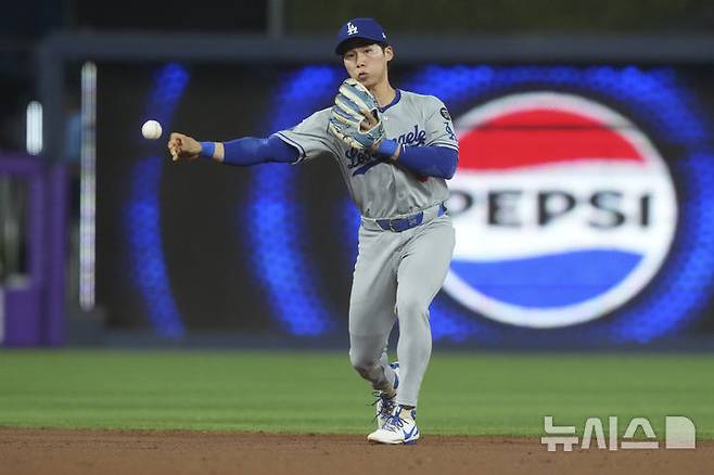 [마이애미=AP/뉴시스] 로스앤젤레스(LA) 다저스의 김혜성이 5일(현지 시간) 미 플로리다주 마이애미의 론디포 파크에서 열린 2025 메이저리그 마이애미 말린스의 경기 1회 말 수비하고 있다. 이날 선발 출전한 김혜성은 5회 초 좌전 안타를 치고 나가 도루를 기록한 후 오타니 쇼헤이의 홈런으로 득점했다. 2025.05.06.