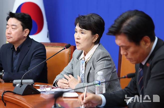 [서울=뉴시스] 권창회 기자 = 강금실 더불어민주당 총괄선거대책위원장이 5일 서울 여의도 국회에서 기자간담회를 갖고 발언하고 있다. 2025.05.05. kch0523@newsis.com