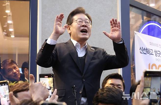 [진천=뉴시스] 조성봉 기자 = 민심을 청취하는 '경청 투어'에 나선 이재명 더불어민주당 대선후보가 5일 충북 진천군 혁신도시 거리에서 즉흥 연설을 하고 있다.2025.05.05. suncho21@newsis.com