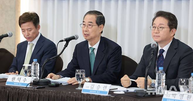 [서울=뉴시스] 국회사진기자단 = 무소속 한덕수 대통령선거 예비후보가 6일 서울 중구 코리아나호텔에서 열린 관훈토론회에서 기조연설을 하고 있다. 2025.05.06. photo@newsis.com