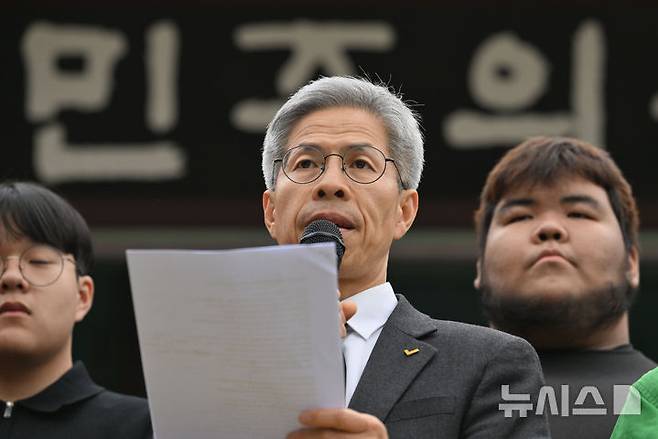 [광주=뉴시스] 이영주 기자 = 권영국 민주노동당 대선후보가 6일 오전 광주 북구 운정동 국립5·18민주묘지에서 기자회견을 열어 출마의 변을 밝히고 있다.  2025.05.06. leeyj2578@newsis.com