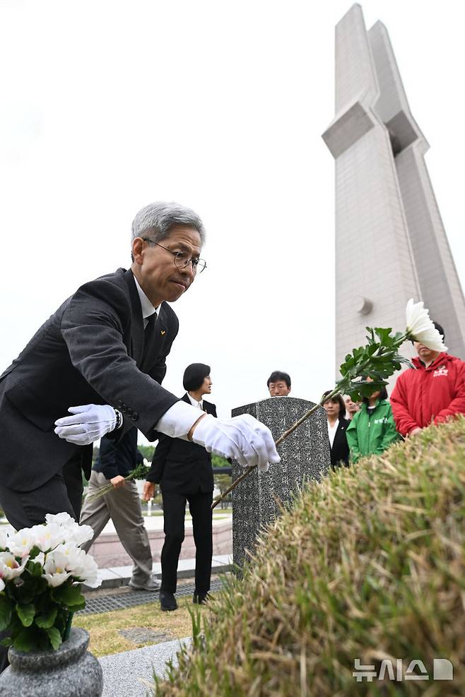 [광주=뉴시스] 이영주 기자 = 권영국 민주노동당 대선후보가 6일 오전 광주 북구 운정동 국립5·18민주묘지에서 5·18시민군 대변인 고(故) 윤상원 열사의 묘소를 참배, 헌화하고 있다.  2025.05.06. leeyj2578@newsis.com