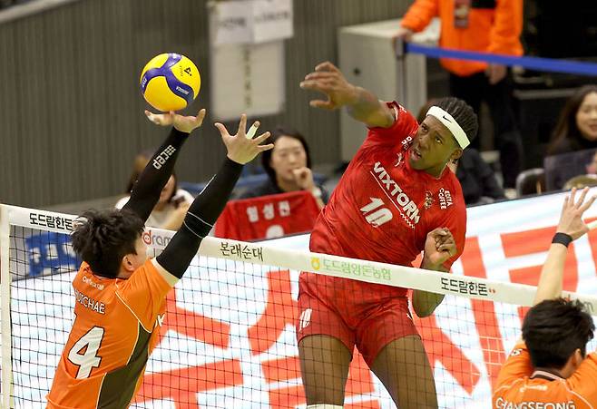 [서울=뉴시스] 김선웅 기자 = 지난해 11월2일 경기 수원시 실내체육관에서 열린 도드람 24-25 V리그 한국전력과 OK저축은행의 경기, 한전 엘리안이 공격을 하고 있다. (사진=한국전력 배구단 제공) 2024.11.02. photo@newsis.com *재판매 및 DB 금지