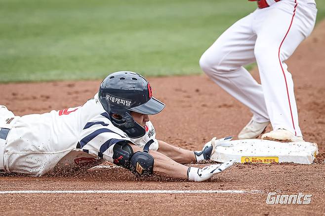 [서울=뉴시스] 프로야구 롯데 자이언츠 황성빈이 지난 5일 부산 사직구장에서 열린 2025 신한 쏠뱅크 KBO리그 SSG 랜더스와의 경기 1회 슬라이딩을 시도하고 있다. (사진=롯데 자이언츠 제공) 2025.05.05. *재판매 및 DB 금지