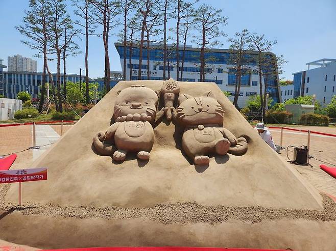 [진주=뉴시스]지난 2일 제64회 경상남도민체육대회 개회식을 앞두고 진주시 인기 캐릭터 ‘하모와 아요’를 한국 최초 모래조각가 김길만 모래조각 작품이 진주종합경기장 야외전시장 전시돼 큰 인기를 모으고 있다.(사진=한국모래예술학교 제공).2025.05.06.photo@newsis.com *재판매 및 DB 금지