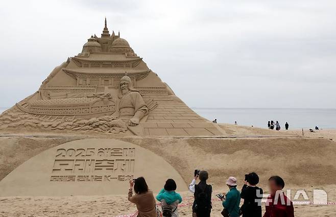 [부산=뉴시스] 하경민 기자 = 황금연휴 마지막 날인 6일 부산 해운대구 해운대해수욕장을 찾은 시민과 관광객들이 나들이를 즐기고 있는 가운데 백사장에는 모래작가들이 작품을 만들고 있다.해운대구는 오는 16~19일 '2025년 해운대 모래축제'를 개최한다. 올해 20주년을 맞은 모래축제는 '모래로 만나는 K-컬처'를 주제로 14명의 해외 모래 작가가 제작한 총 20여 개의 작품을 선보인다. 2025.05.06. yulnetphoto@newsis.com