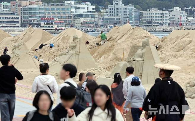 [부산=뉴시스] 하경민 기자 = 황금연휴 마지막 날인 6일 부산 해운대구 해운대해수욕장을 찾은 시민과 관광객들이 나들이를 즐기고 있는 가운데 백사장에는 모래작가들이 작품을 만들고 있다.해운대구는 오는 16~19일 '2025년 해운대 모래축제'를 개최한다. 올해 20주년을 맞은 모래축제는 '모래로 만나는 K-컬처'를 주제로 14명의 해외 모래 작가가 제작한 총 20여 개의 작품을 선보인다. 2025.05.06. yulnetphoto@newsis.com