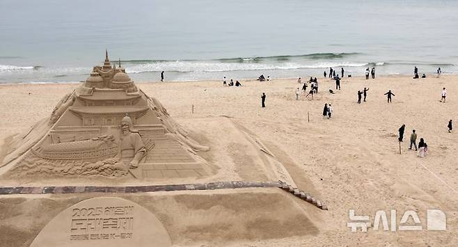 [부산=뉴시스] 하경민 기자 = 황금연휴 마지막 날인 6일 부산 해운대구 해운대해수욕장을 찾은 시민과 관광객들이 나들이를 즐기고 있는 가운데 백사장에는 모래작가들이 작품을 만들고 있다.해운대구는 오는 16~19일 '2025년 해운대 모래축제'를 개최한다. 올해 20주년을 맞은 모래축제는 '모래로 만나는 K-컬처'를 주제로 14명의 해외 모래 작가가 제작한 총 20여 개의 작품을 선보인다. 2025.05.06. yulnetphoto@newsis.com