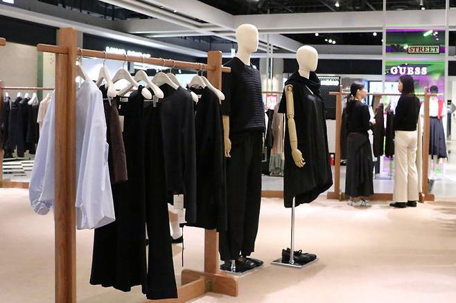 [대구=뉴시스] 대구 신세계백화점은 6층 팝업 스테이지에서 니트웨어 브랜드 'UMARMUNG(우마뭉)' 팝업 행사를 진행한다. (사진 = 대구 신세계백화점 제공) 2025.05.06. photo@newsis.com *재판매 및 DB 금지