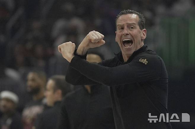 [클리블랜드=AP/뉴시스] 미국프로농구(NBA) 클리블랜드 캐벌리어스의 케니 앳킨슨 감독. 2025. 4. 20.