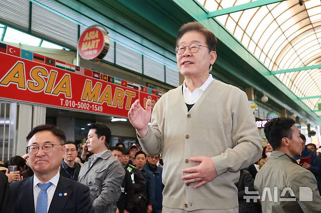 [증평=뉴시스] 조성봉 기자 = 민심을 청취하는 '경청 투어'에 나선 이재명 더불어민주당 대선후보가 6일 충북 증평군 장뜰시장에서 즉흥 연설을 하고 있다.(공동취재) 2025.05.06. photo@newsis.com