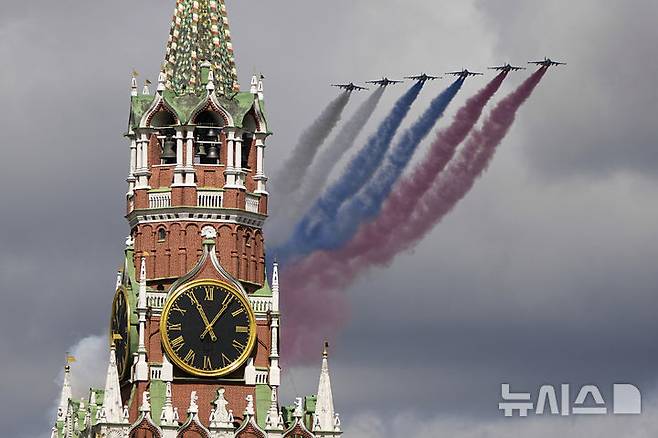 [AP/뉴시스] 5일 모스크바 붉은광장 상공 위를 러시아 공군의 수호이 25 전투기들이 날며 전승절 퍼레이드 리허설로 러시아 국기를 그리고 있다