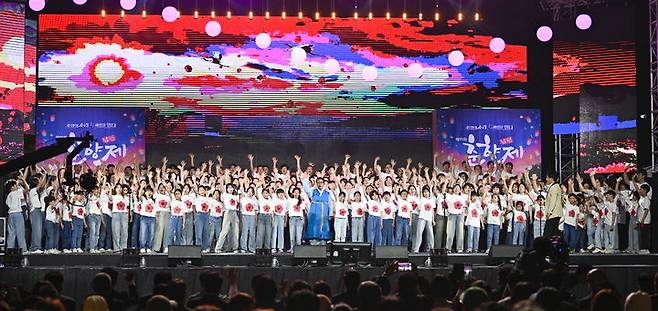 [남원=뉴시스] 지난 4월30일 개막했던 전북 남원의 '제95회 춘향제'가 7일간의 일정을 마치고 6일 폐막했다. 300명 남원시민합창단이 폐막식 공연과 함께 시민과 방문객에게 인사하고 있다. *재판매 및 DB 금지