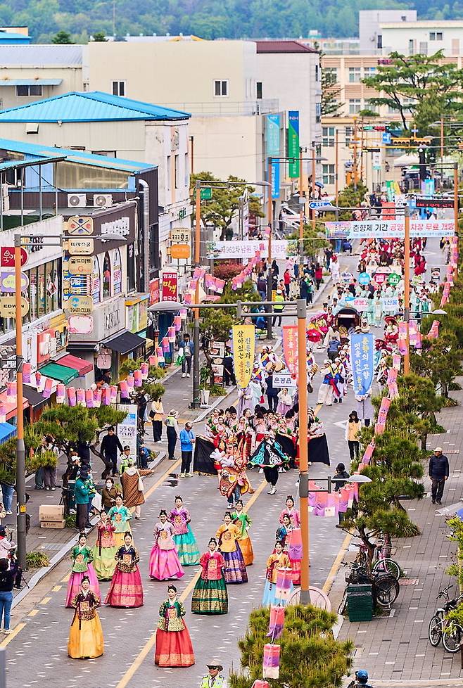 [남원=뉴시스] 김종효 기자 = 지난 5일 '제95회 춘향제'가 열리고 있는 남원 광한루원 일원의 대동길놀이, 긴 퍼레이드 행렬을 올해의 춘향이들이 이끌고 있다. (사진=남원시 제공) 2025.05.06. photo@newsis.com  *재판매 및 DB 금지