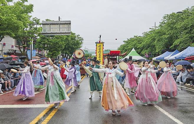 [남원=뉴시스] 김종효 기자 = 지난 5일 '제95회 춘향제'가 열리고 있는 남원 광한루원 일원의 대동길놀이, 신관사또 부임행렬 앞에서 신나는 소고춤 공연이 펼쳐지고 있다. (사진=남원시 제공) 2025.05.06. photo@newsis.com  *재판매 및 DB 금지