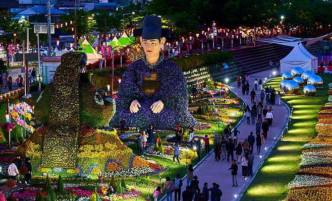 [남원=뉴시스] 김종효 기자 = 지난 5일 '제95회 춘향제'가 열리고 있는 남원 요천변 일원의 꽃밭, 형형색색 꽃으로 장식된 성춘향·이몽룡의 대형 조형물이 방문객들의 시선을 끌고 있다. (사진=남원시 제공) 2025.05.06. photo@newsis.com  *재판매 및 DB 금지