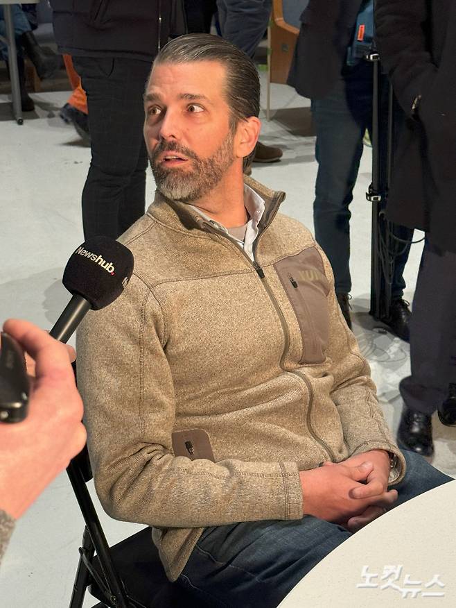 트럼프 대통령의 장남 트럼프 주니어가 지난 대선 공화당 경선이 벌어진 아이오와에서 취재진의 질문에 답하고 있다. 최철 기자