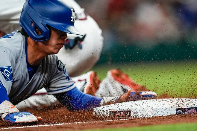 LA 다저스 김혜성이 5일(한국 시각) 애틀랜타와 원정에서 헤드 퍼스트 슬라이딩으로 3루에 도달하는 모습. 연합뉴스