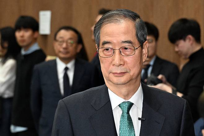 한덕수 전 국무총리가 2일 서울 여의도 국회 소통관에서 제21대 대통령 선거 출마선언을 위해 이동하고 있다. 윤창원 기자