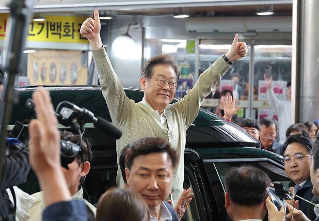 더불어민주당 이재명 대선 후보가 '골목골목 경청투어' : 국토종주편'에 나선 6일 충북 증평군 증평장뜰시장에서 상인과 지지자들에게 인사를 하고 있다. 연합뉴스