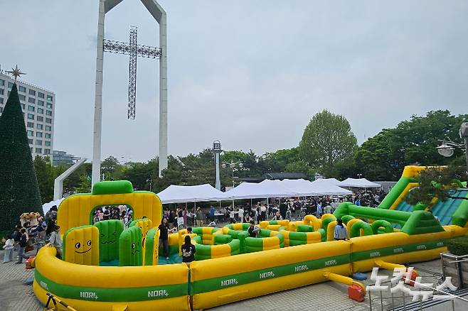 여의도순복음교회 앞 마당에 들어선 대형 에어바운스 놀이시설.