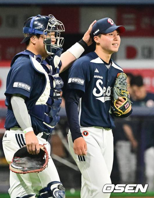 [OSEN=고척, 박준형 기자] 프로야구 두산 베어스가 2연승을 달리며 주중 3연전 위닝시리즈를 챙겼다.&nbsp;두산은 24일 서울 고척스카이돔에서 열린 ‘2025 신한은행 SOL Bank KBO리그’ 키움 히어로즈와의 경기에서 9-3으로 승리했다. 이날 승리로 2연승을 달린 두산은 주중 3연전 첫 경기를 내주고도 위닝시리즈를 가져가는데 성공했다.&nbsp;경기종료 후 두산 홍민규와 김기연 포수가 승리의 기쁨을 나누고 있다.   2025.04.24 / soul1014@osen.co.kr