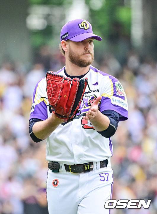 [OSEN=잠실, 박준형 기자]  5일 오후 서울 잠실구장에서 ‘2025 신한 SOL BANK KBO리그’ 두산 베어스와 LG 트윈스의 경기가 진행됐다.이날 경기에는 두산은 콜어빈을 LG은 송승기를 선발투수로 내세웠다.3회초 이닝종료 후 두산 선발투수 콜어빈이 박수치며 더그아웃으로 들어가고 있다.   2025.05.05 / soul1014@osen.co.kr