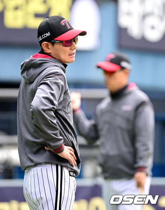 [OSEN=잠실, 최규한 기자] 6일 서울 잠실야구장에서 ‘2025 신한 SOL Bank KBO리그’ 두산 베아스와 LG 트윈스의 경기가 열린다.이날 두산은 최원준, LG는 요니 치리노스를 선발로 내세운다.경기를 앞두고 LG 염경엽 감독이 선수들의 훈련을 주시하고 있다. 2025.05.06 / dreamer@osen.co.kr