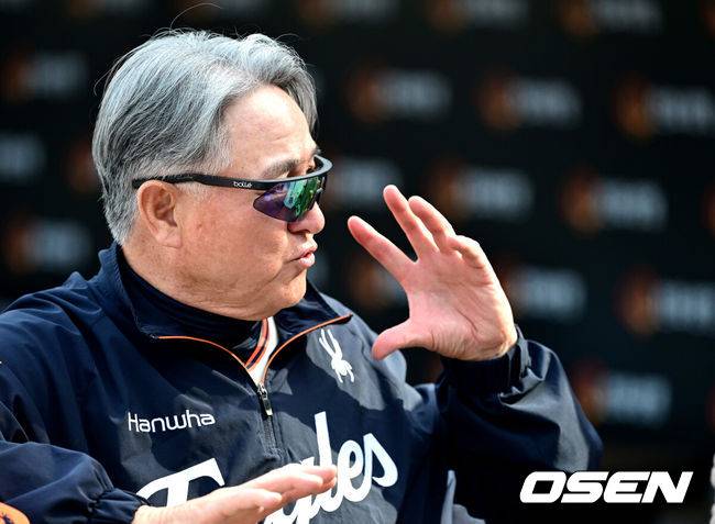 [OSEN=대전, 최규한 기자] 한화 김경문 감독이 취재진과 질의응답 시간을 갖고 있다. 2025.04.18 / dreamer@osen.co.kr