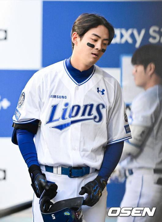 [OSEN=대구, 김성락 기자] 2일 대구 삼성라이온즈파크에서 '2025 신한 SOL Bank KBO리그' 삼성 라이온즈와 두산 베어스의 경기가 열렸다. 홈팀 삼성은 후라도, 두산은 잭로그를 선발로 내세웠다. 1회말 1사 3루 삼성 구자욱의 선취 1타점 희생플라이를 날린 뒤 더그아웃에서 아쉬워하고 있다. 2025.05.02 / ksl0919@osen.co.kr