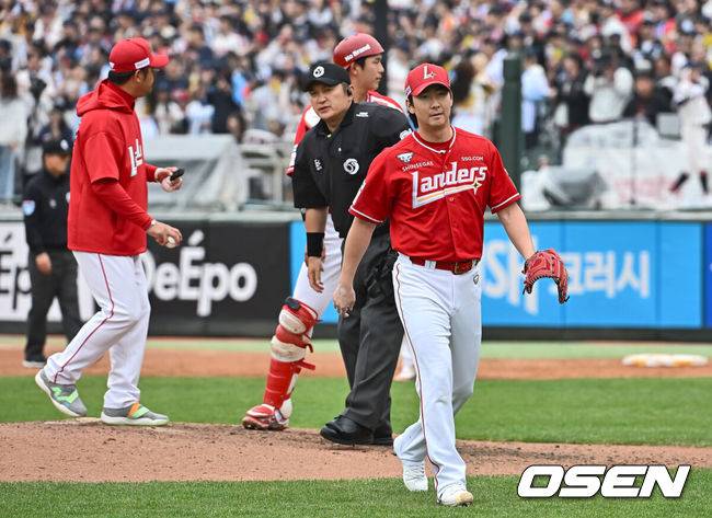 [OSEN=부산, 이석우 기자] 6일 부산 사직야구장에서 2025 신한 SOL 뱅크 KBO 리그 롯데 자이언츠와 SSG 랜더스의 경기가 열렸다. 홈팀 롯데는 박세웅, 방문팀 SSG는 문승원이 선발 출전했다.SSG 랜더스 문승원이 4회말 1사 2,3루 롯데 자이언츠 정훈에게 우중간 2타점 안타를 허용한 후 교체되고 있다. 2025.05.06 / foto0307@osen.co.kr