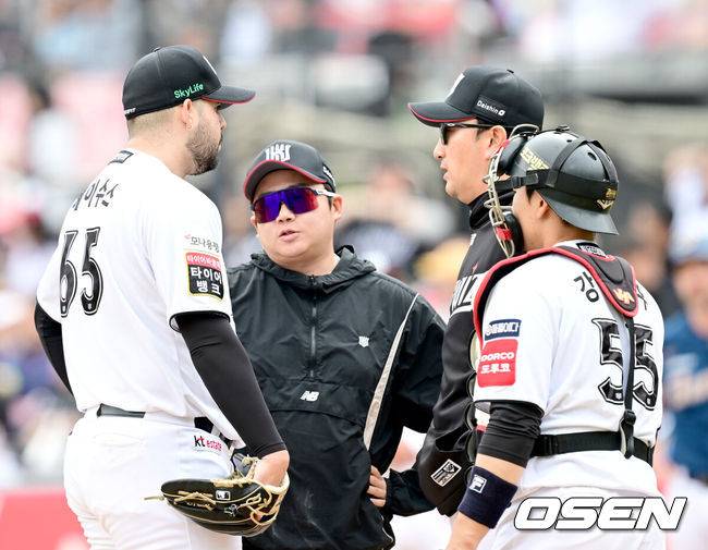 [OSEN=수원, 김성락 기자] 6일 오후 수원 KT위즈파크에서 ‘2025 신한 SOL Bank KBO리그’ KT 위즈와 NC 다이노스의 경기가 열렸다.홈팀 KT는 헤이수스, 원정팀 NC는 라일리를 선발로 내세웠다. 5회초 1사 1, 2루 KT 헤이수스가 교체되고 있다. 2025.05.06 / ksl0919@osen.co.kr