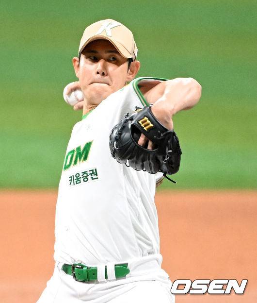 [OSEN=고척, 이대선 기자] 6일 오후 서울 고척스카이돔에서 2025 신한 SOL Bank KBO리그 키움 히어로즈와 KIA 타이거즈의 경기가 열렸다.키움은 조영건, 롯데는 김도현을 선발 투수로 내세웠다.2회초 무사에서 키움 선발투수 조영건이 역투하고 있다. 2025.05.06 /sunday@osen.co.kr