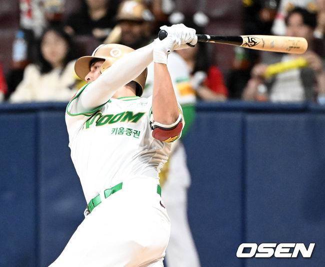 [OSEN=고척, 이대선 기자] 6일 오후 서울 고척스카이돔에서 2025 신한 SOL Bank KBO리그 키움 히어로즈와 KIA 타이거즈의 경기가 열렸다.키움은 조영건, 롯데는 김도현을 선발 투수로 내세웠다.5회말 무사에서 키움 카디네스가 우전 적시타를 치고 있다. 2025.05.06 /sunday@osen.co.kr