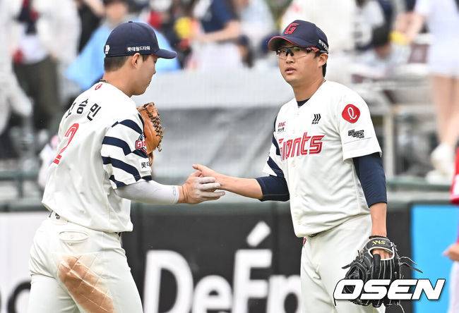 [OSEN=부산, 이석우 기자] 6일 부산 사직야구장에서 2025 신한 SOL 뱅크 KBO 리그 롯데 자이언츠와 SSG 랜더스의 경기가 열렸다. 홈팀 롯데는 박세웅, 방문팀 SSG는 문승원이 선발 출전했다.롯데 자이언츠 선발 투수 박세웅이 7회초 1사 1루 SSG 랜더스 김성현을 3루수 병살로 잡고 고승민과 하이파이브를 하고 있다. 2025.05.06 / foto0307@osen.co.kr