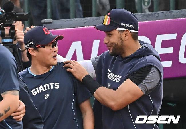 [OSEN=부산, 이석우 기자] 6일 부산 사직야구장에서 2025 신한 SOL 뱅크 KBO 리그 롯데 자이언츠와 SSG 랜더스의 경기가 열렸다. 홈팀 롯데는 박세웅, 방문팀 SSG는 문승원이 선발 출전했다.롯데 자이언츠 박세웅이 SSG 랜더스에 6-0으로 승리한 후 레이예스의 축하를 받고 있다. 2025.05.06 / foto0307@osen.co.kr