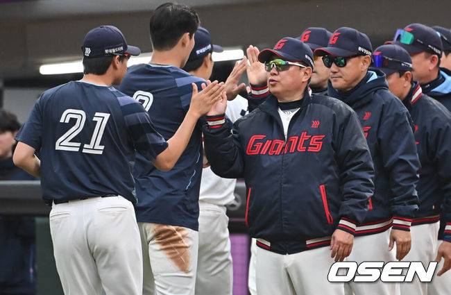 [OSEN=부산, 이석우 기자] 6일 부산 사직야구장에서 2025 신한 SOL 뱅크 KBO 리그 롯데 자이언츠와 SSG 랜더스의 경기가 열렸다. 홈팀 롯데는 박세웅, 방문팀 SSG는 문승원이 선발 출전했다.롯데 자이언츠 김태형 감독이 SSG 랜더스에 6-0으로 승리한 후 박세웅과 하이파이브를 하고 있다. 2025.05.06 / foto0307@osen.co.kr