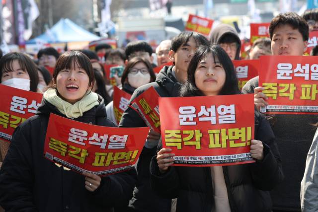 ▲윤석열 대통령의 탄핵 심판 선고기일인 4일 서울 용산구 한남동 대통령 관저 인근에서 탄핵 찬성 집회가 열리고 있다. ⓒ연합뉴스
