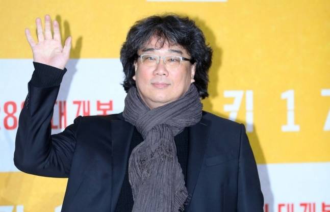 봉준호 감독 등이 올해 미국에서 가장 영향력 있는 아시아인 100명에 이름을 올렸다. 사진은 지난 2월20일 봉준호 감독이 서울 강남구 코엑스 메가박스에서 열린 영화 '미키 17' 기자간담회에서 손인사를 하는 모습. 뉴시스