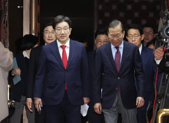 국민의힘 권영세(오른쪽) 비상대책위원장과 권성동 원내대표가 5일 서울 여의도 국회에서 열린 의원총회에 참석하고 있다. 연합뉴스