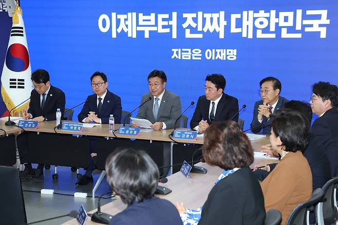 윤호중 더불어민주당 선대위 총괄본부장이 6일 오전 서울 여의도 당사에서 열린 진짜 대한민국 중앙선거대책위원회 총괄본부장단 회의에서 발언하고 있다. 뉴스1