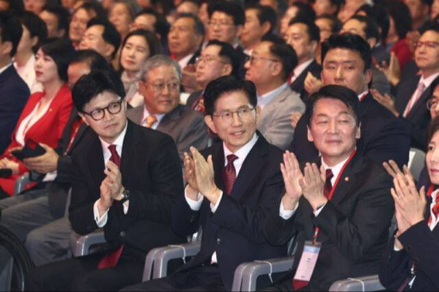 국민의힘 한동훈 전 대표(앞줄 왼쪽부터), 김문수 대선후보, 안철수 의원이 지난 3일&nbsp;경기 고양시 킨텍스에서 열린 5차 전당대회에서 박수를 치고 있다. 뉴스1&nbsp;