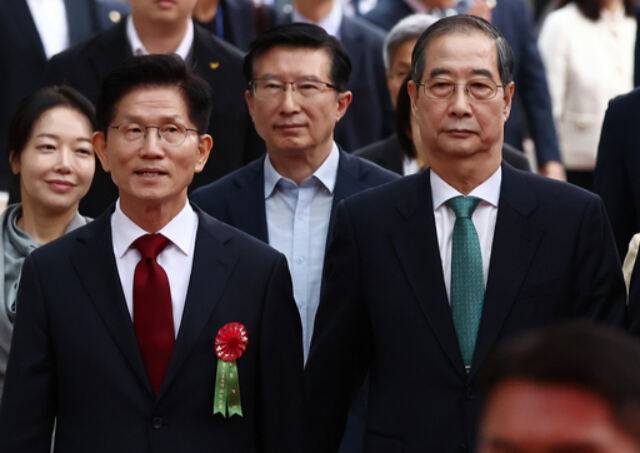 국민의힘 김문수 대선후보(왼쪽)와 무소속 한덕수 대선&nbsp;예비후보가 지난 5일 서울 종로구 조계사에서 열린 부처님오신날 봉축법요식에 참석해 있다. 뉴스1