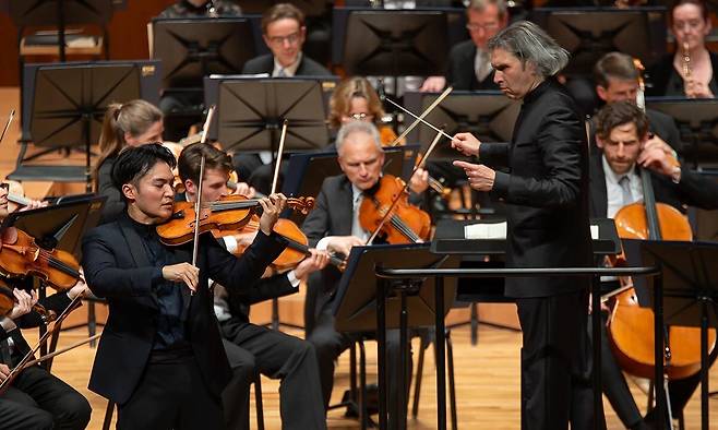 베를린방송교향악단(RSB)과 블라디미르 유롭스키가 2일 서울 예술의전당 콘서트홀에서 바이올리니스트 레이 첸과 협연하고 있다. 빈체로 제공
