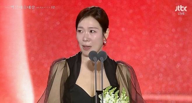 염혜란이 '제61회 백상예술대상' 방송부문 여우 조연상을 수상했다. ’제61회 백상예술대상’ 캡처