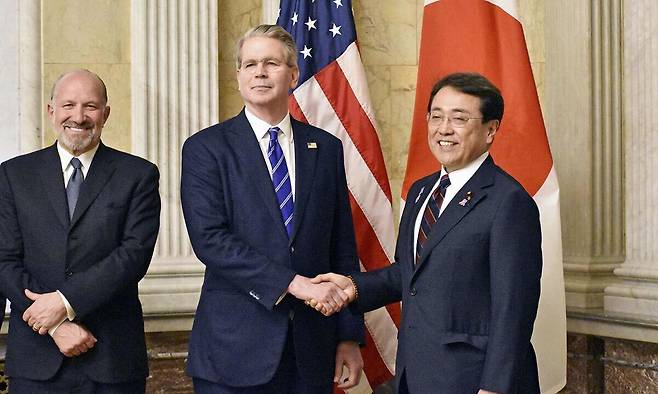 스콧 베선트 미국 재무부 장관(가운데)과 아카자와 료세이 일본 경제재생상(오른쪽)이 1일(현지시간) 미국 워싱턴DC에서 2차 관세 협상을 위해 만나 악수하고 있다. 왼쪽은 하워드 러트닉 미국 상무부 장관. 연합뉴스