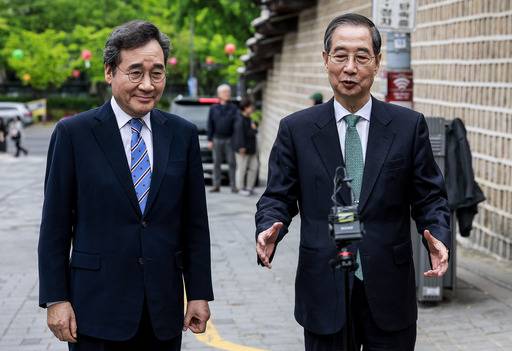 무소속 한덕수 대선 예비후보(오른쪽)와 새미래민주당 이낙연 상임고문이 6일 서울&nbsp;중구 달개비 컨퍼런스하우스에서 오찬회동 마친 뒤 취재진 질문에 답하고 있다. 뉴시스