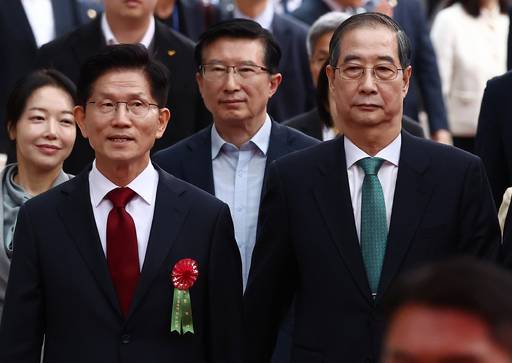 국민의힘 김문수 대선후보(왼쪽)와 무소속 한덕수 대선&nbsp;예비후보가 지난 5일 서울 종로구 조계사에서 열린 부처님오신날 봉축법요식에 참석해 있다. 뉴스1